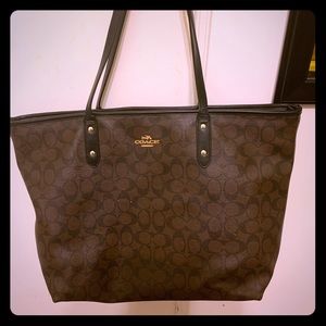 Amina’s Closet 💕 used authentic Large Coach Tote